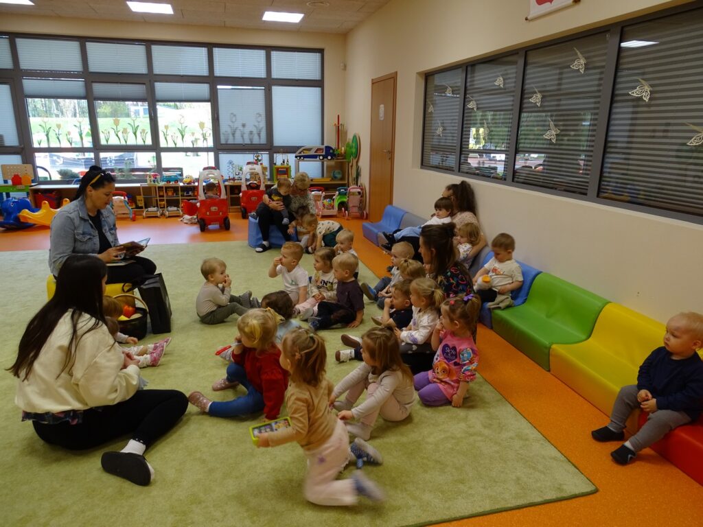 Dzieci siedzą na dywanie