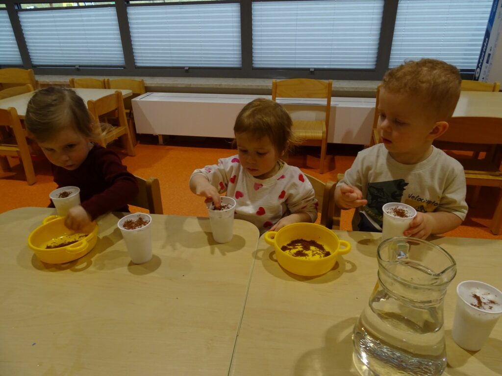 Dzieci sieją rzeżuchę