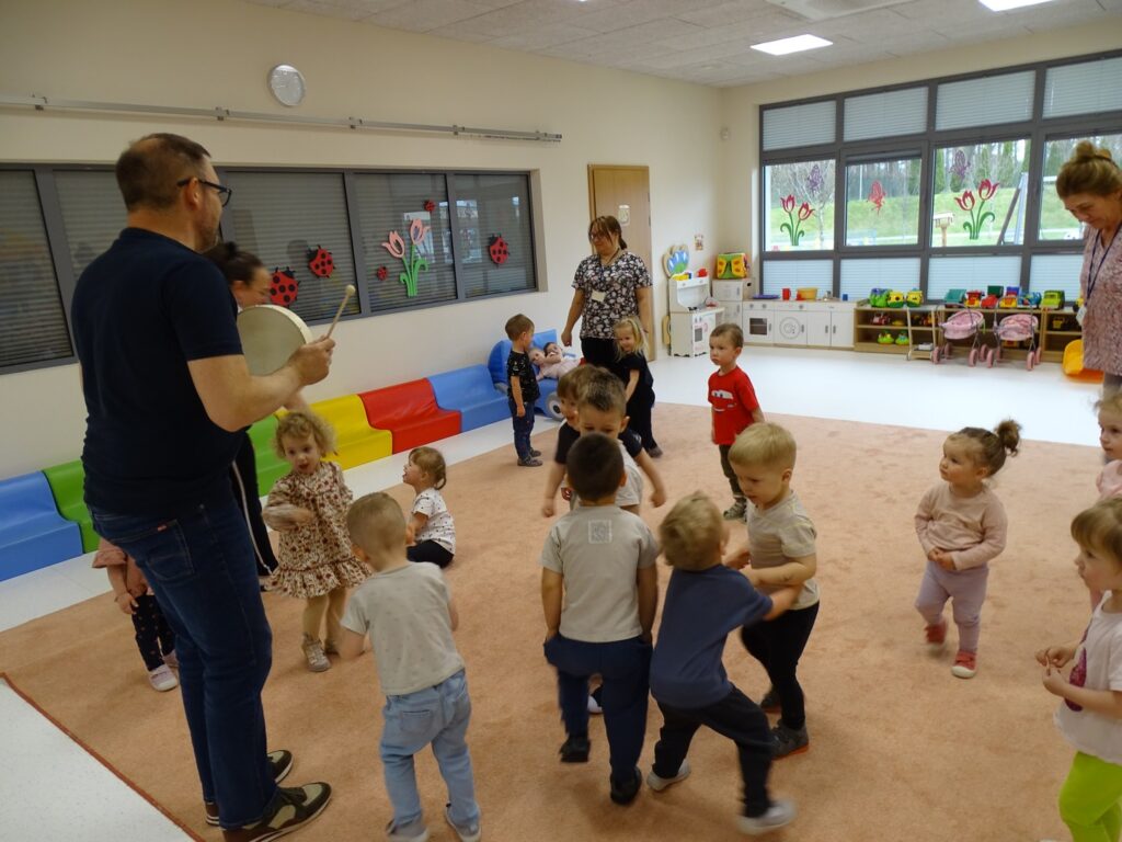 Dzieci słuchają gry na instrumentach