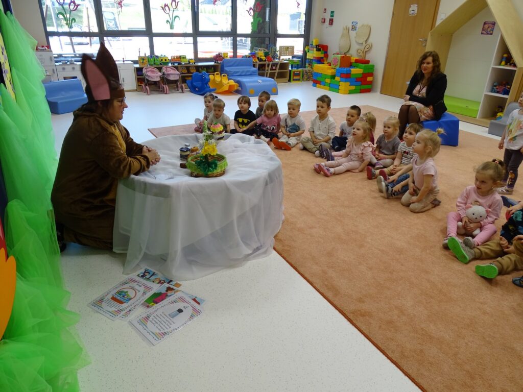 Dzieci słuchają informacji o Wielkanocy
