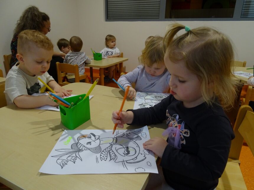 Dziewczynka koloruje malowankę