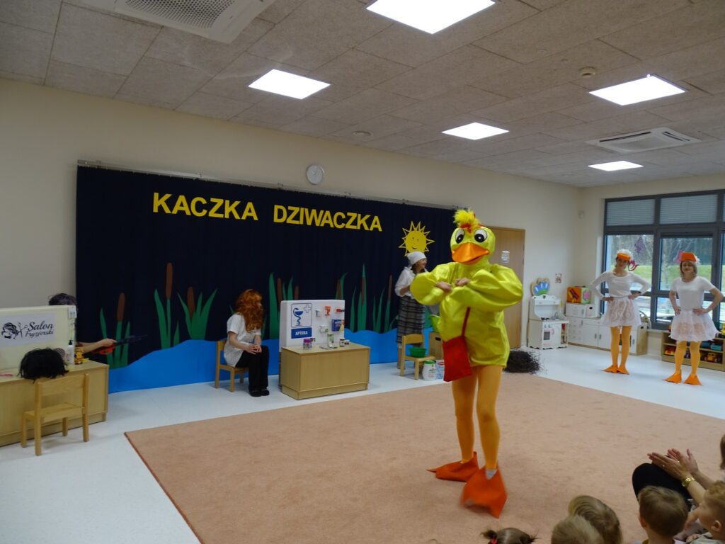 Opiekunka w przebraniu Kaczki Dziwaczki