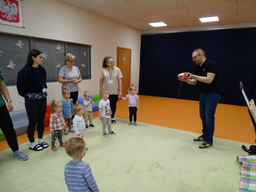 Pan Arek pokazuje samochód