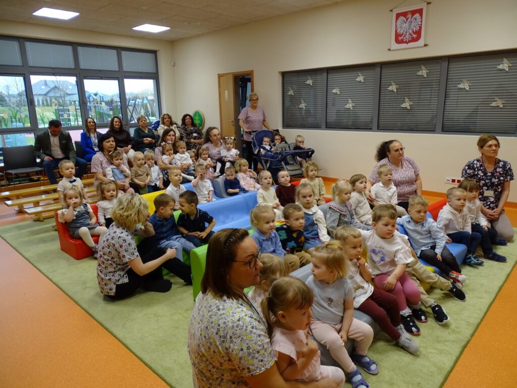 Zebrani goście słuchają powitania