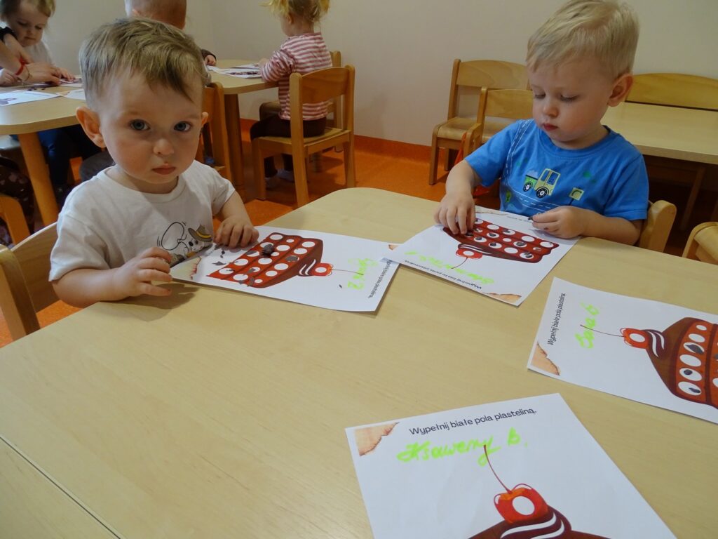 Chłopcy podczas pracy plastycznej