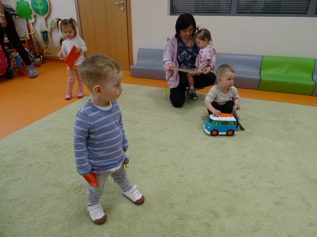 Chłopczyk trzyma auto