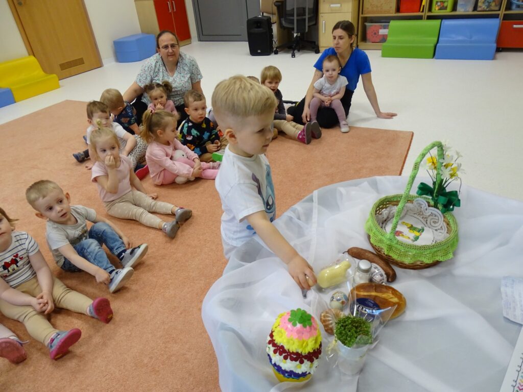 Chłopczyk wkłada jako do koszyczka