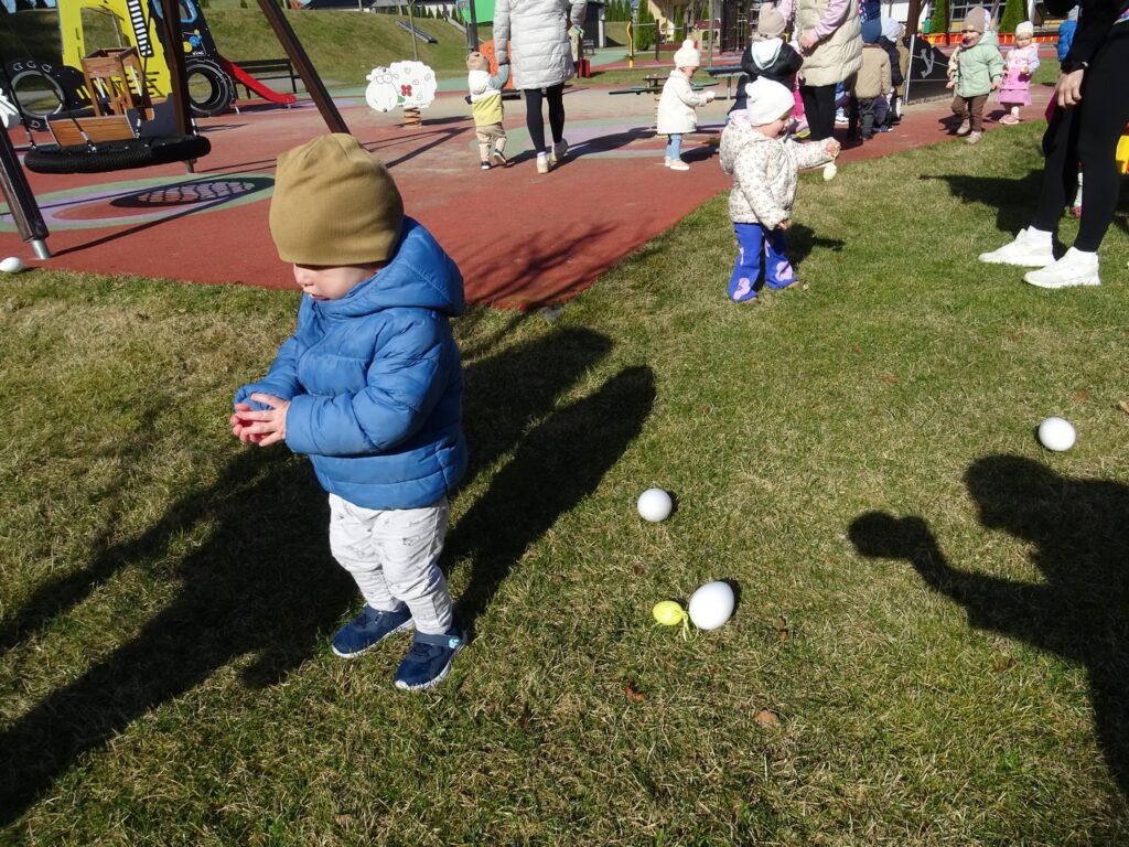 Chłopiec trzyma jajko