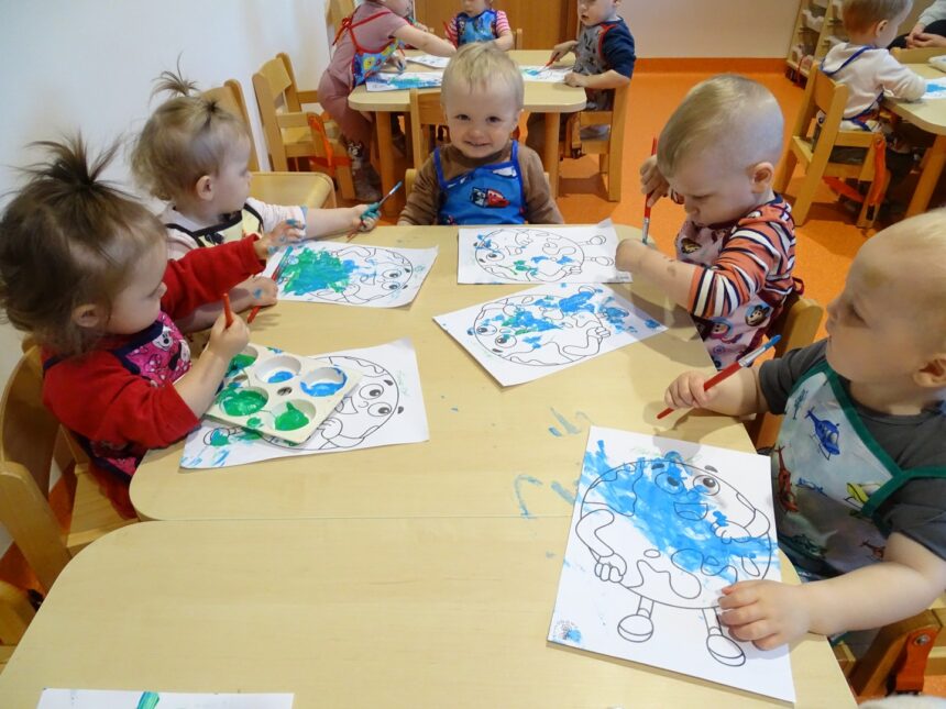 Dzieci pracują przy stoliku