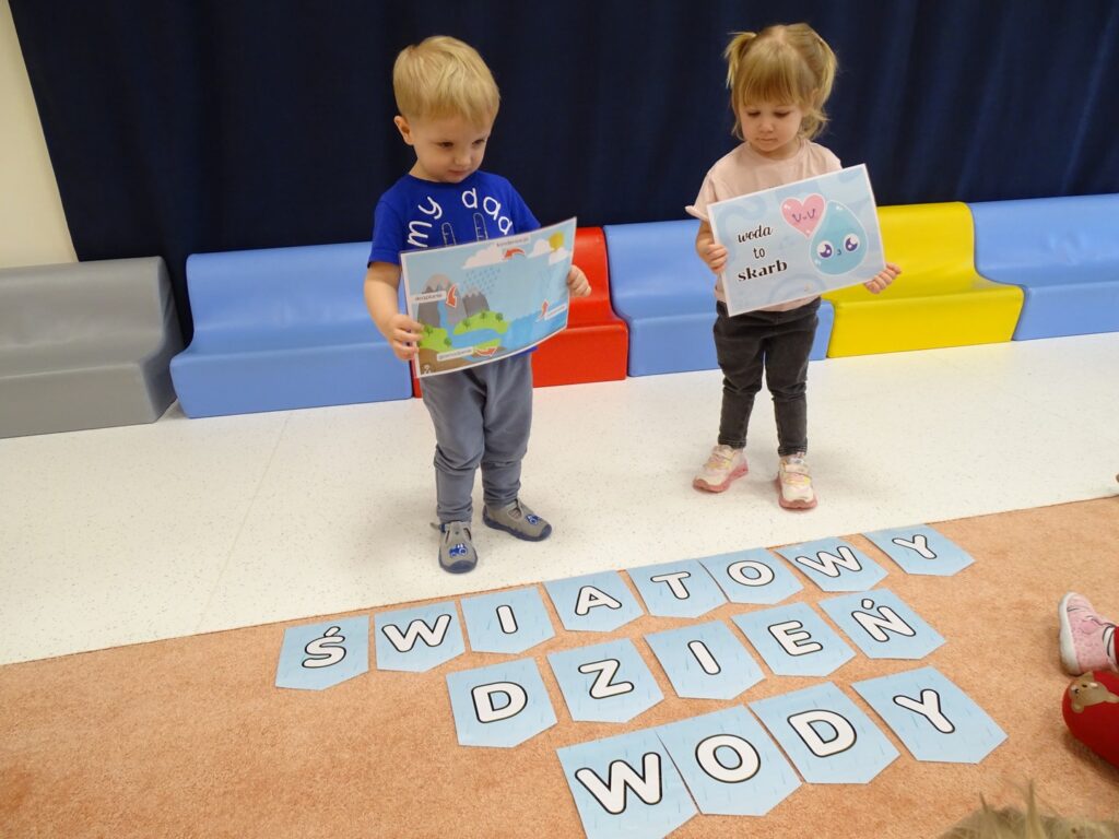 Dzieci prezentują ułożony napis