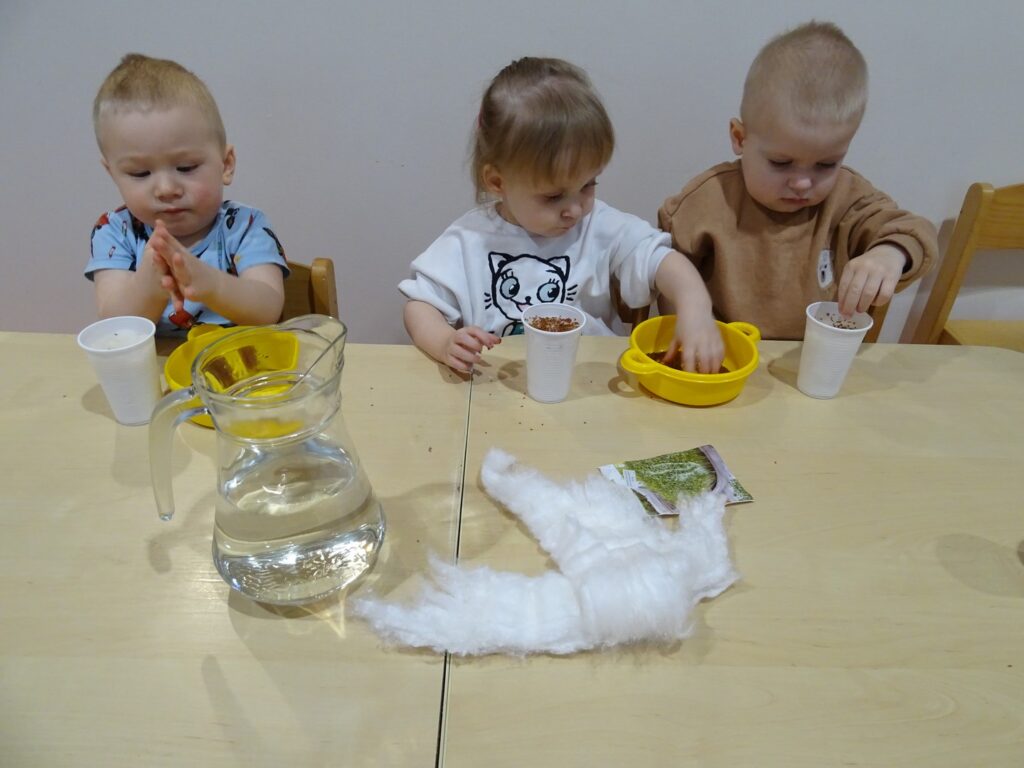 Dzieci przy stolikach