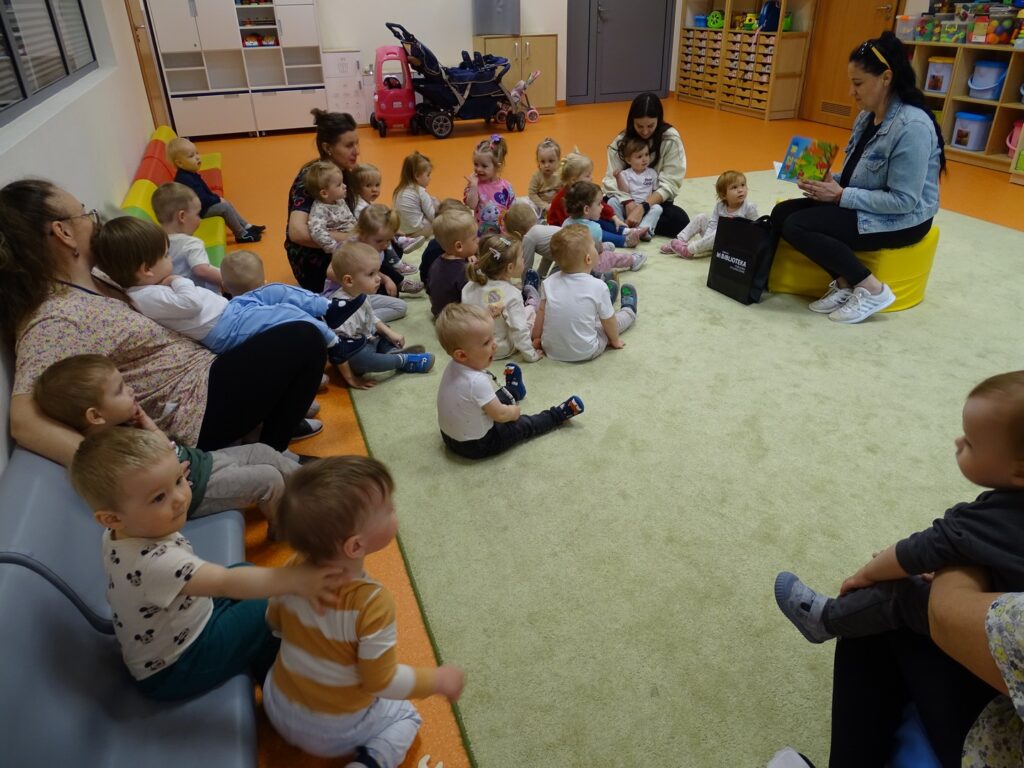 Dzieci słuchają czytania