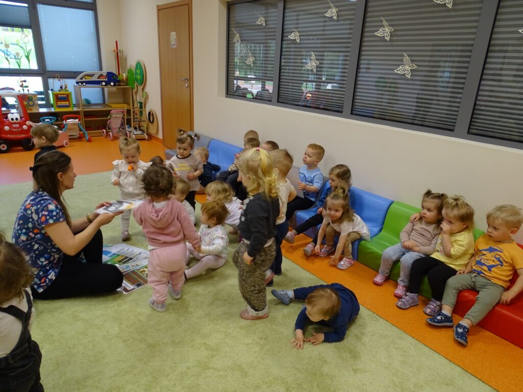 Dzieci słuchają zajęć