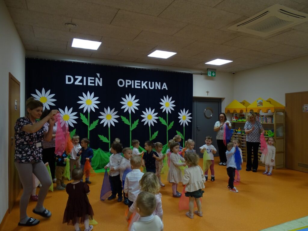 Dzieci tańczą z kolorowymi chustkami