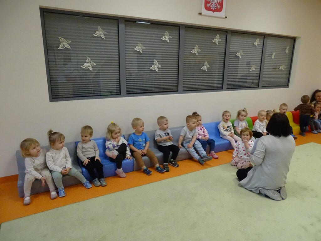 Dzieci uważnie słuchają