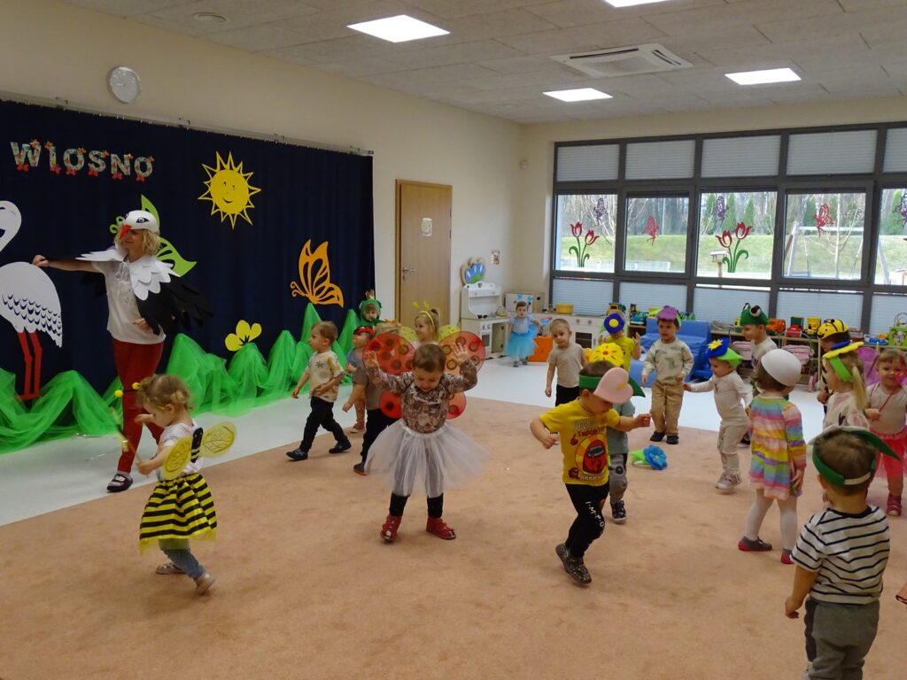 Dzieci we wiosennych strojach witają wiosnę