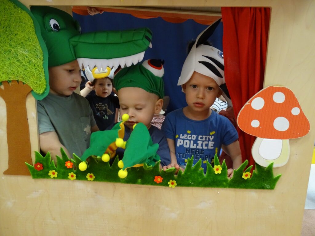 Dzieci wyglądają przez okienko