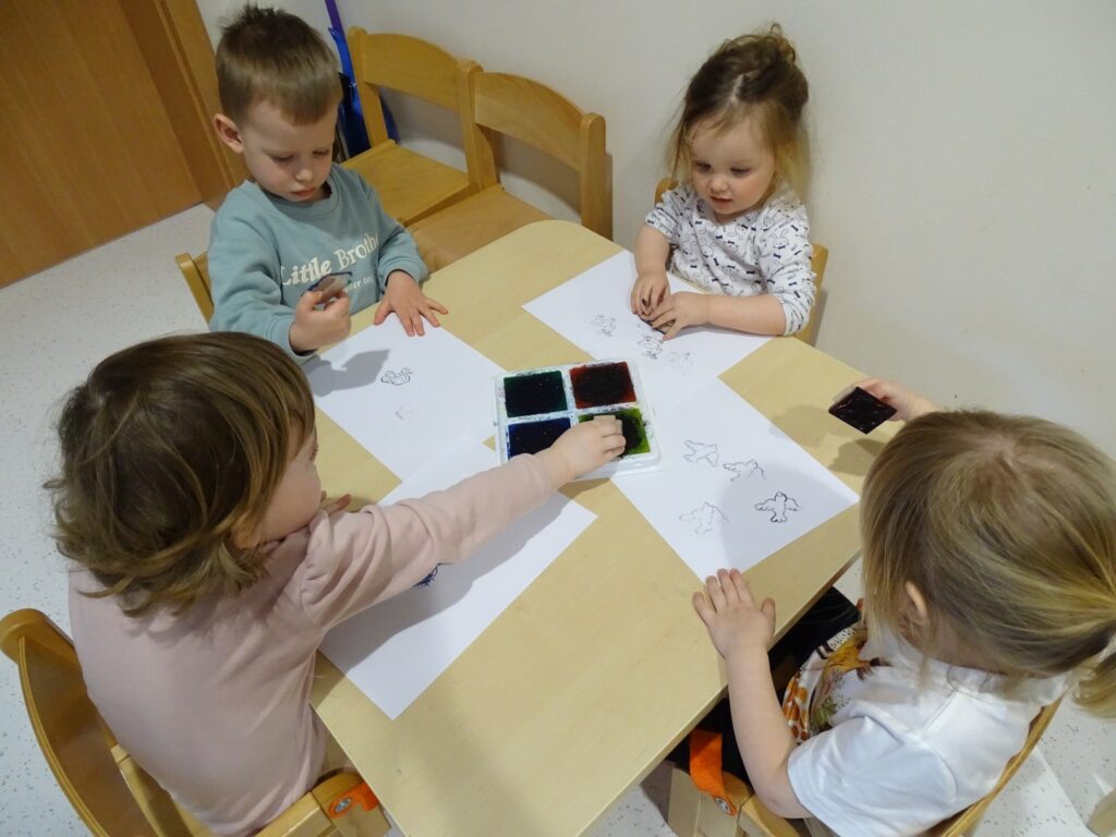 Dziewczynka ogląda pieczątkę