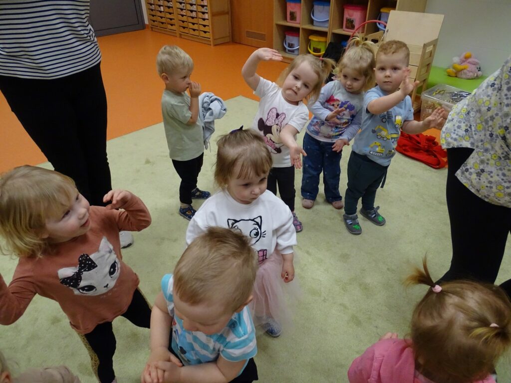 Dziewczynki i chłopcy tańczą