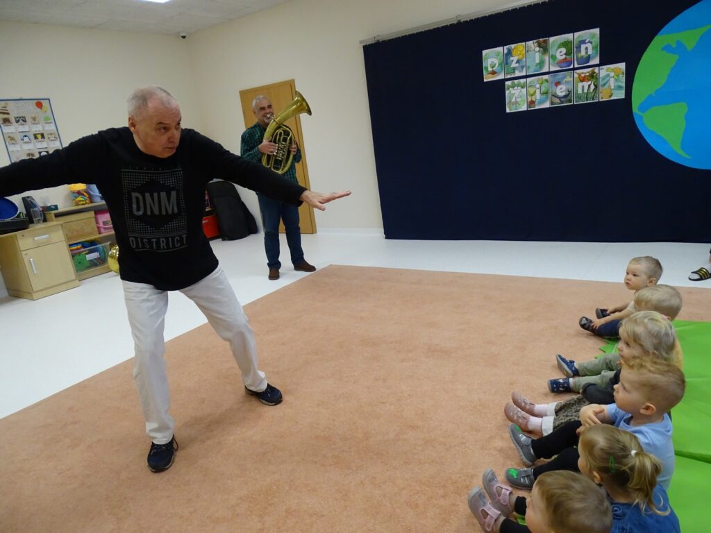 Pan Witek pokazuje ruchy kung fu