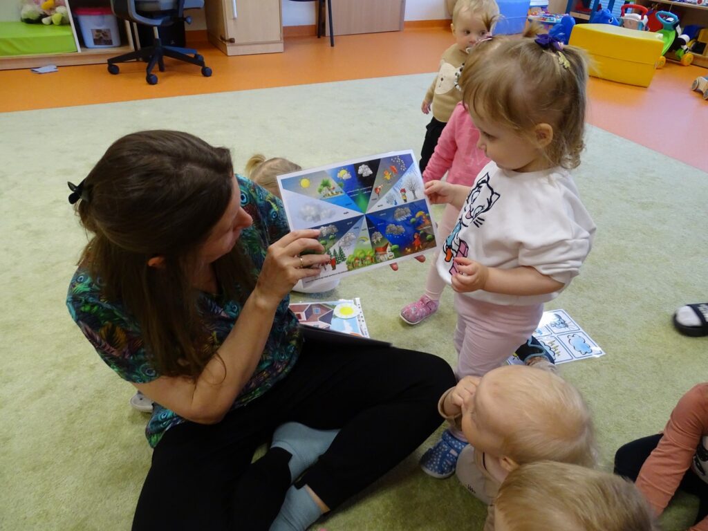 Pani pokazuje kartę pracy