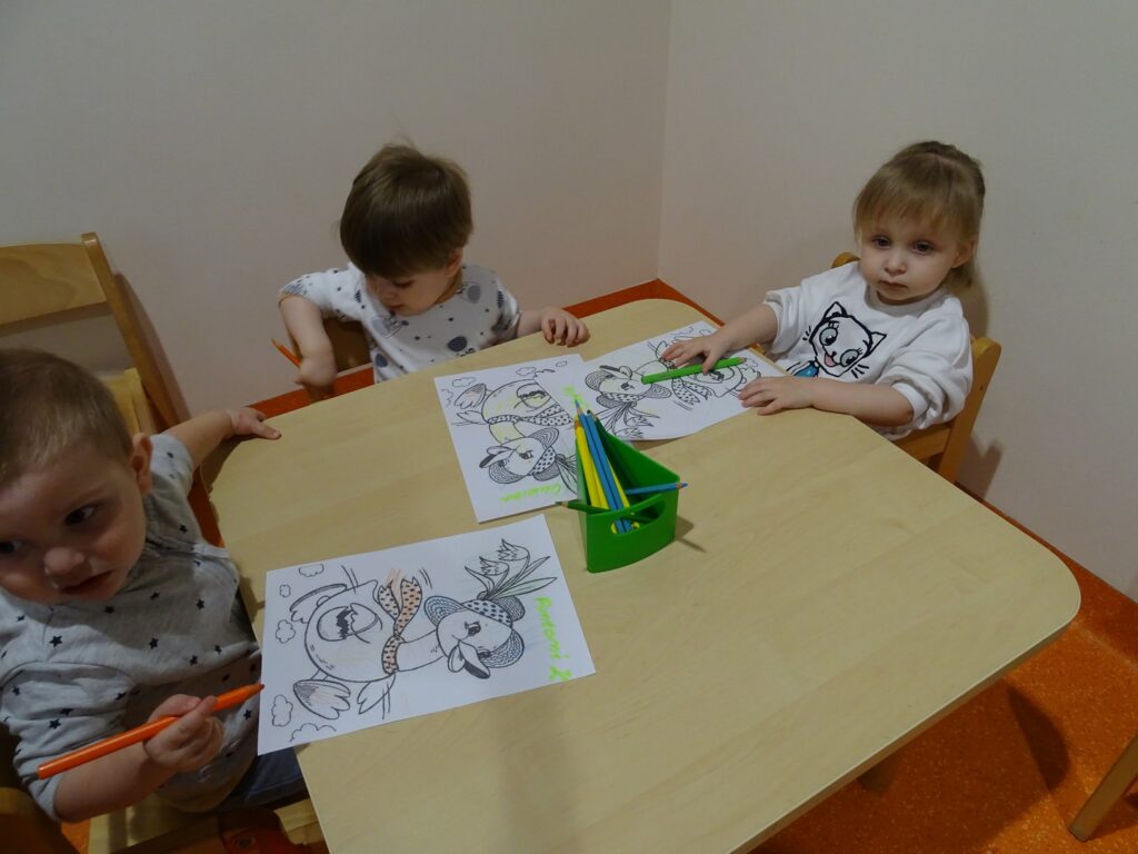 Praca plastyczna z kredkami