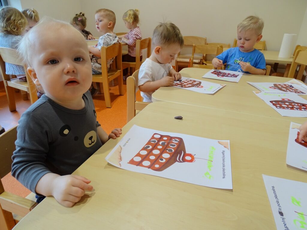 Chłopcy przy stolikach