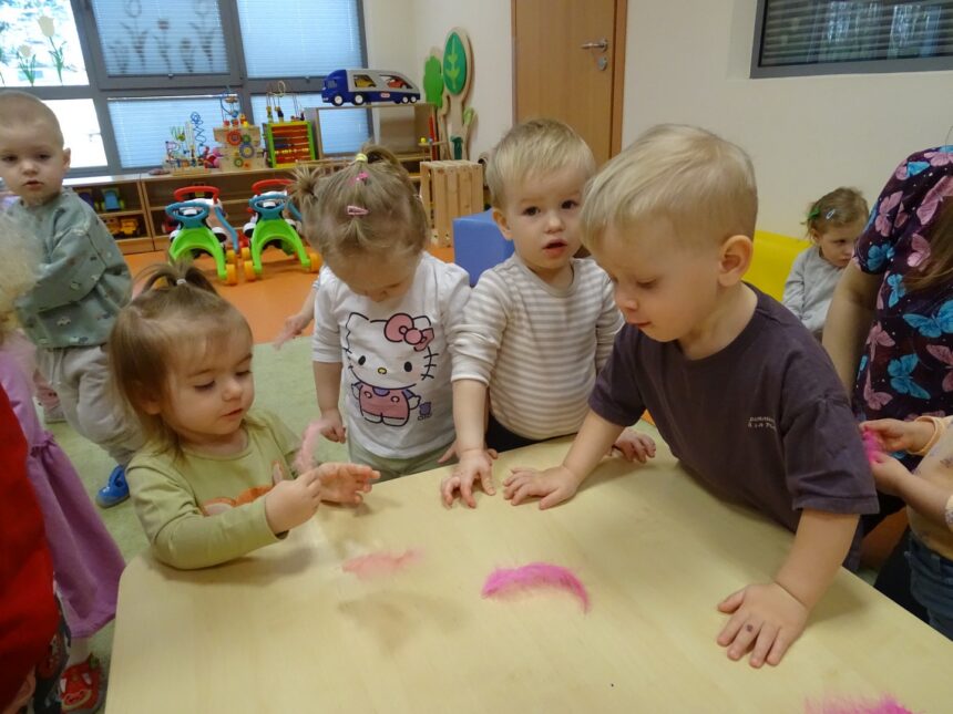 Chłopiec dmucha na piórko