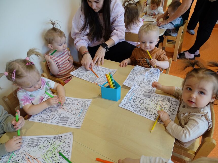 Dzieci kolorują kolorowankę