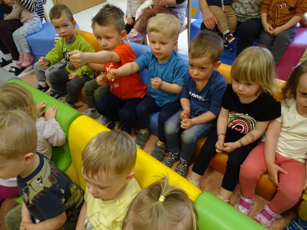 Dzieci naśladują ruchy