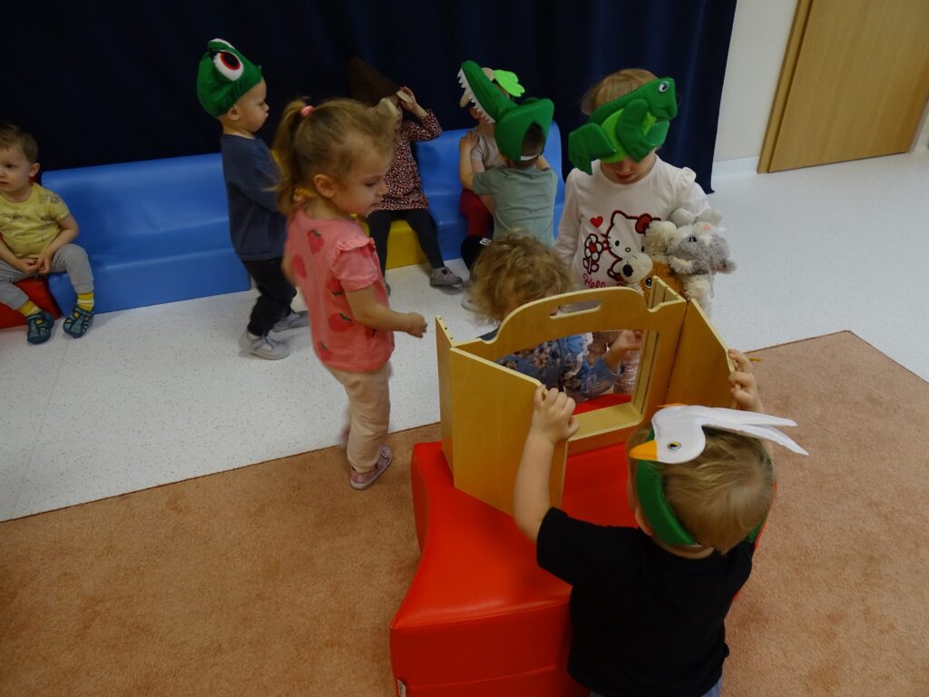 Dzieci odtwarzają role