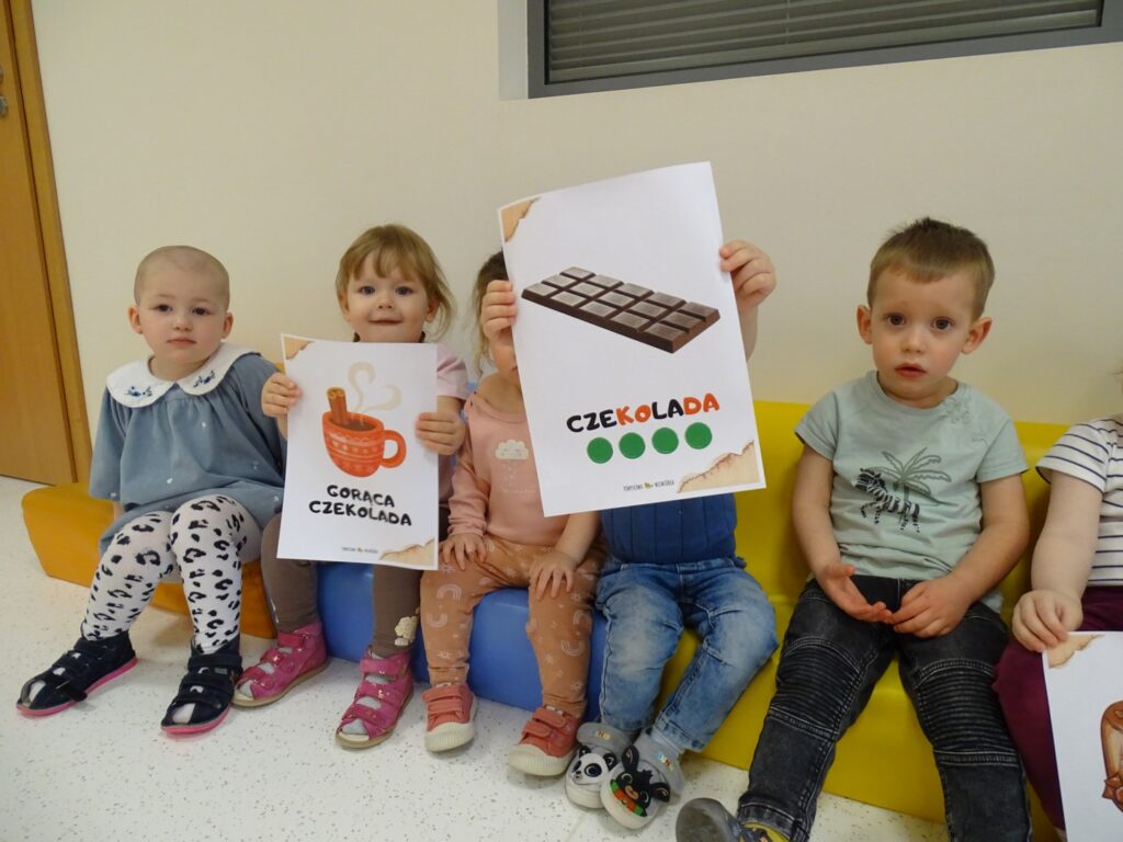 Dzieci pokazują zdjęcia z czekoladą