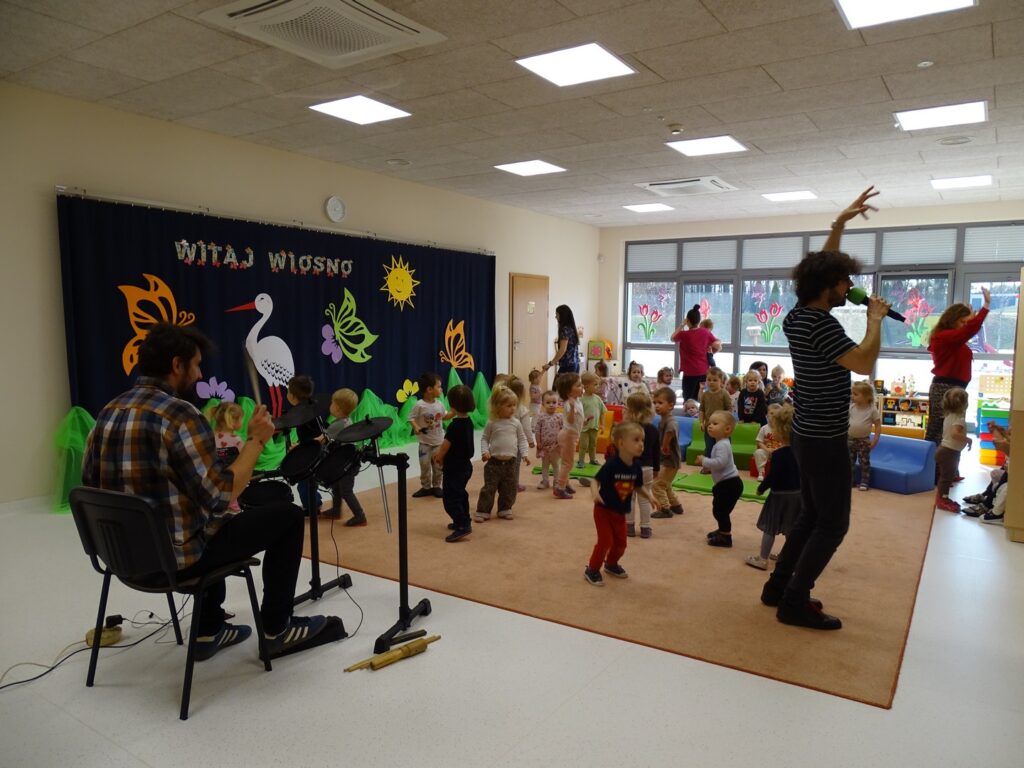 Dzieci powtarzają ruchy za panem