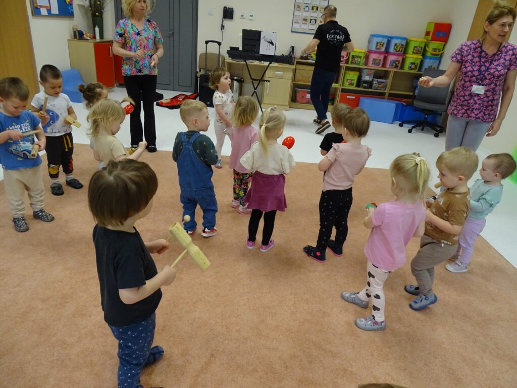 Dzieci próbują grać na instrumentach