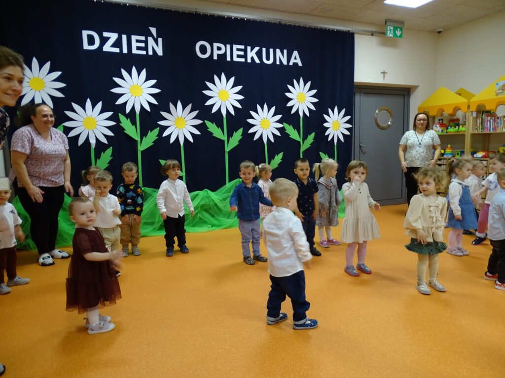 Dzieci tańczą w rytm muzyki