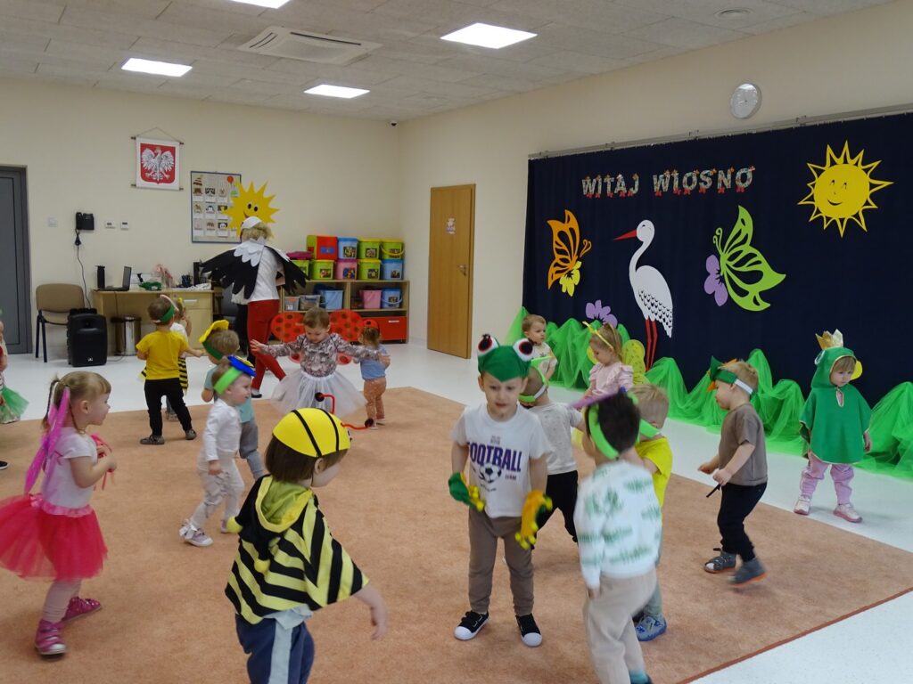 Dzieci tańczą wiosenną piosenkę