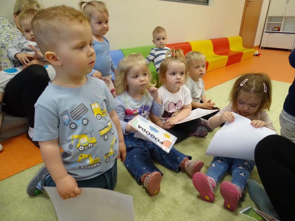 Dzieci uważnie słuchają