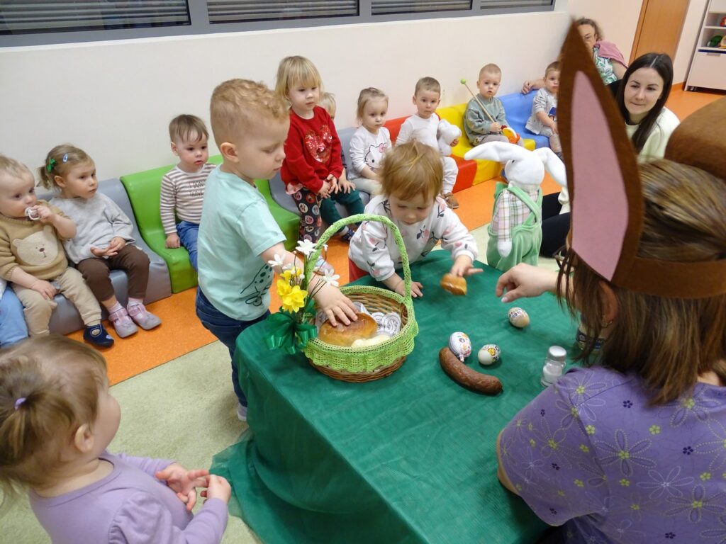 Dzieci wkładają produkty do koszyczka