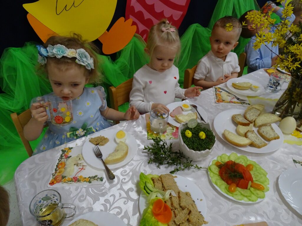 Dziewczynka pije herbatkę