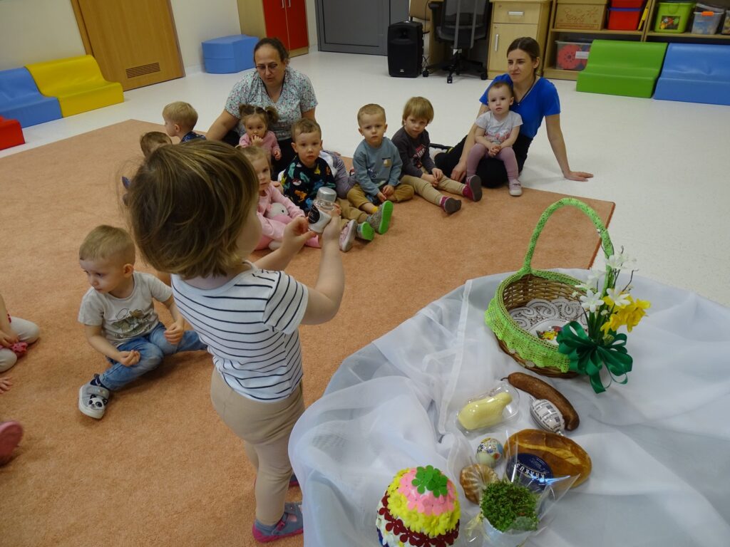 Dziewczynka pokazuje dzieciom sól