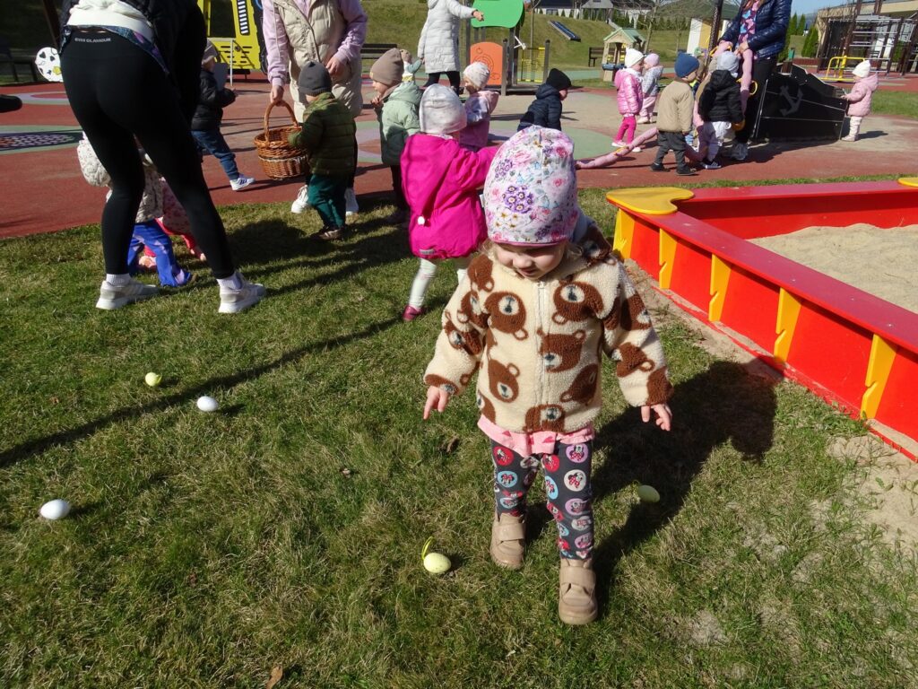 Dziewczynka szuka jajek