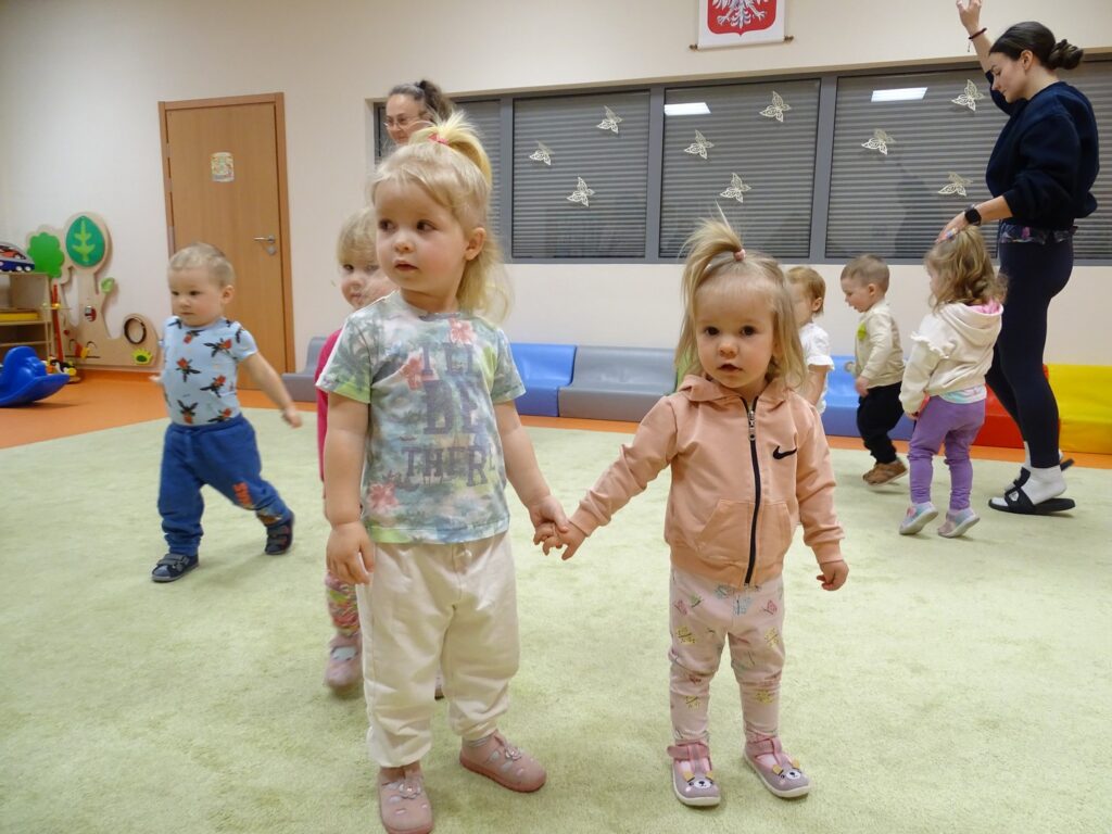 Dziewczynki trzymają się za rączki