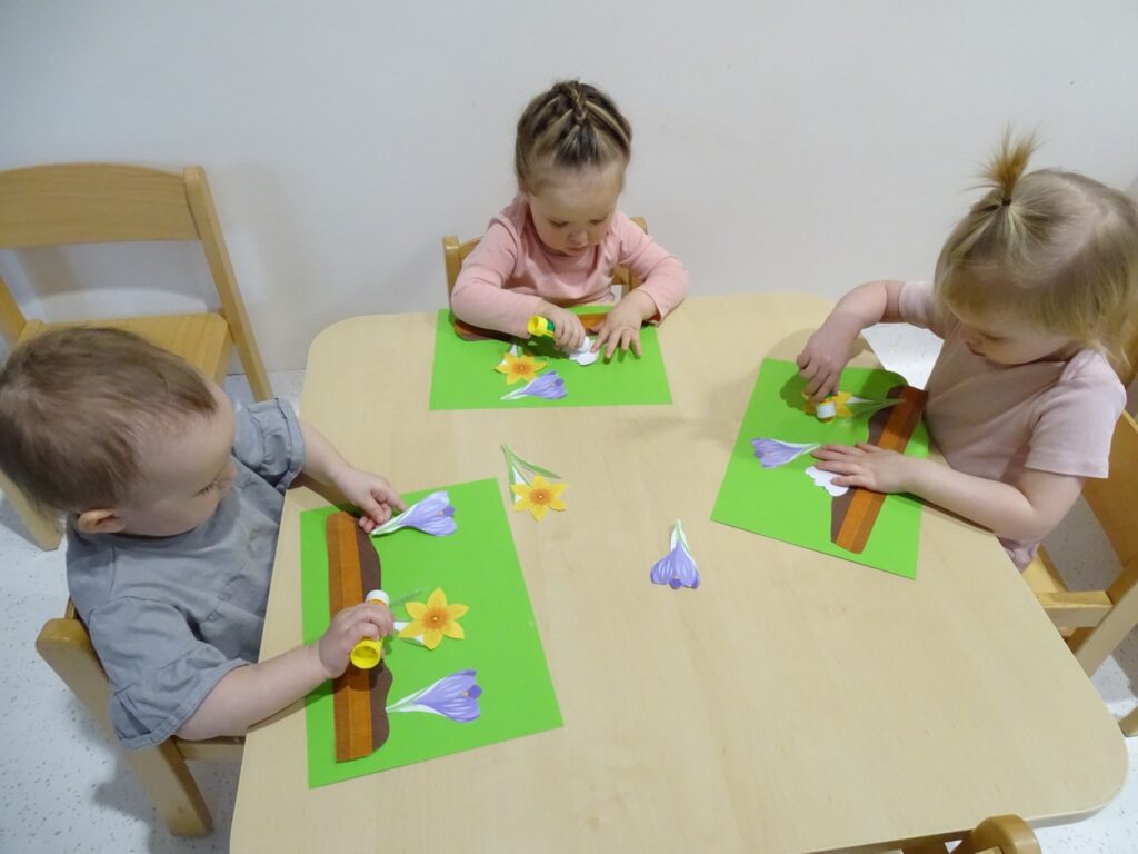 Dziewczynki wykonują pracę plastyczną