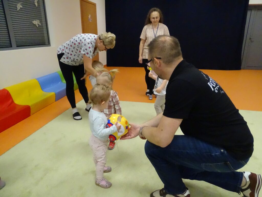 Pan Arek przekazuje autko