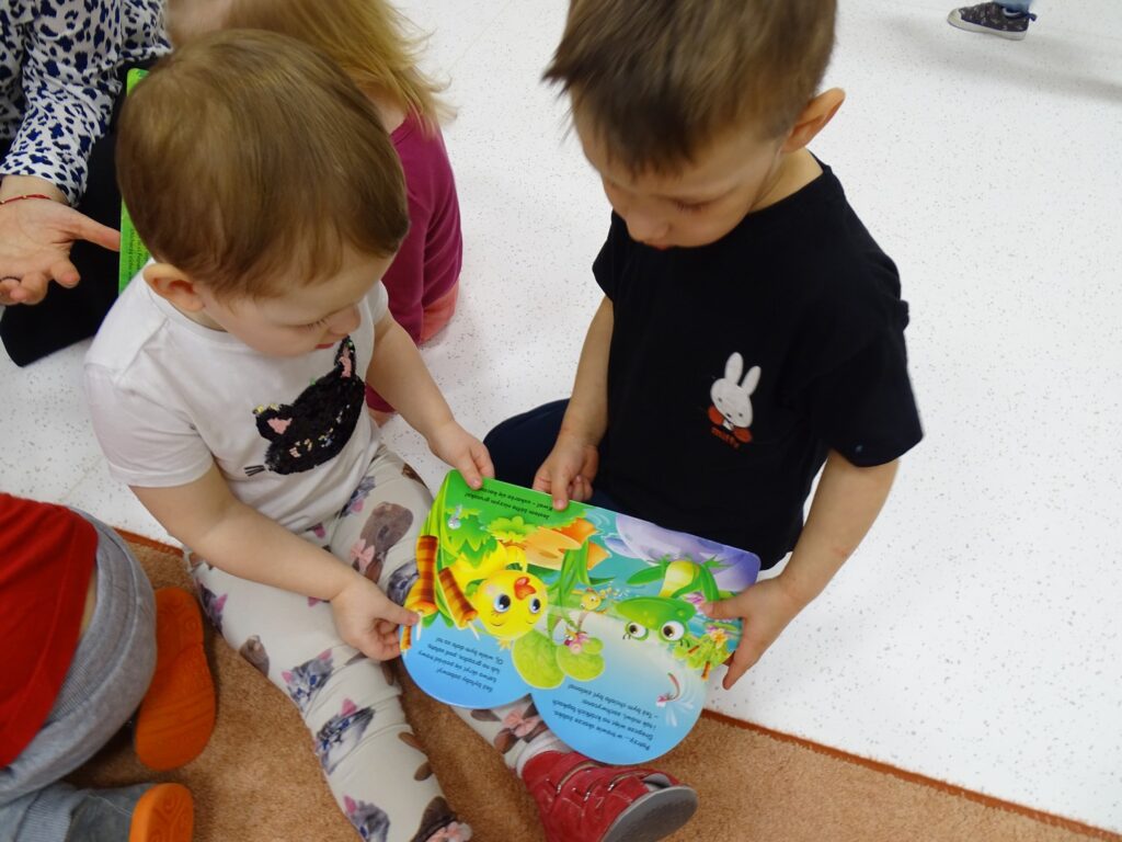 dziewczynka z chłopcem oglądają książkę