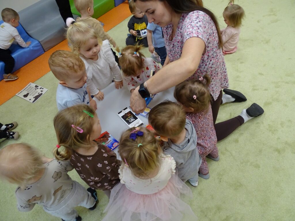 Ciocia pokazuje różne produkty czekoladowe