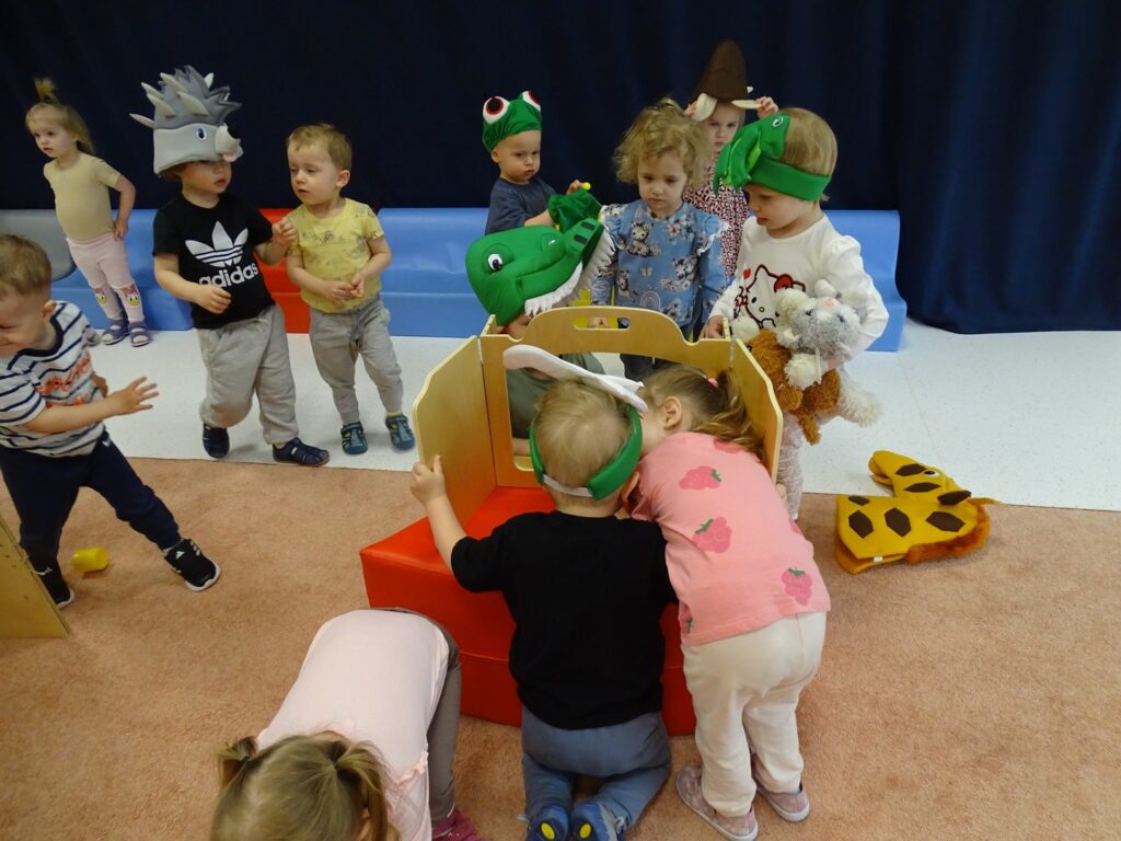 Dzieci bawią się w teatr