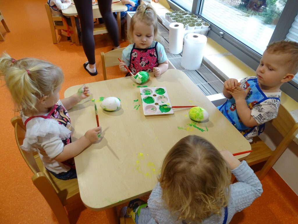 Dzieci malują zieloną farbą