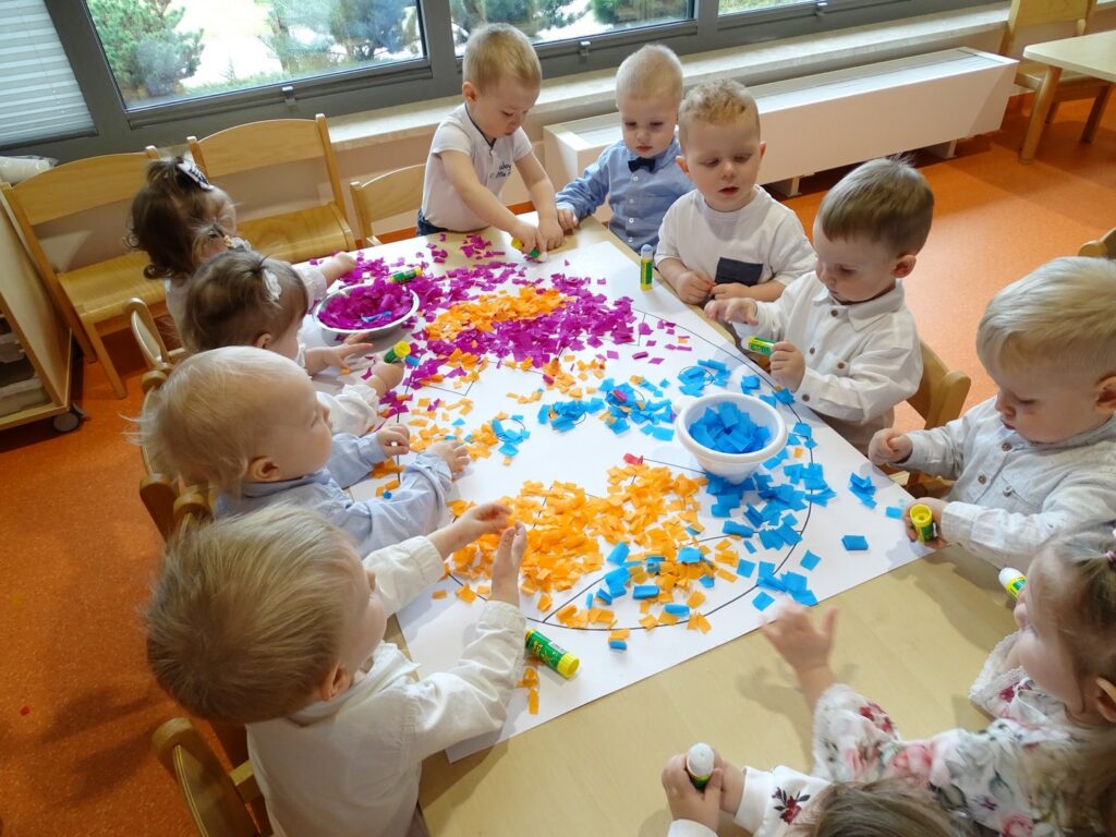 Dzieci ozdabiają kolorową pisankę