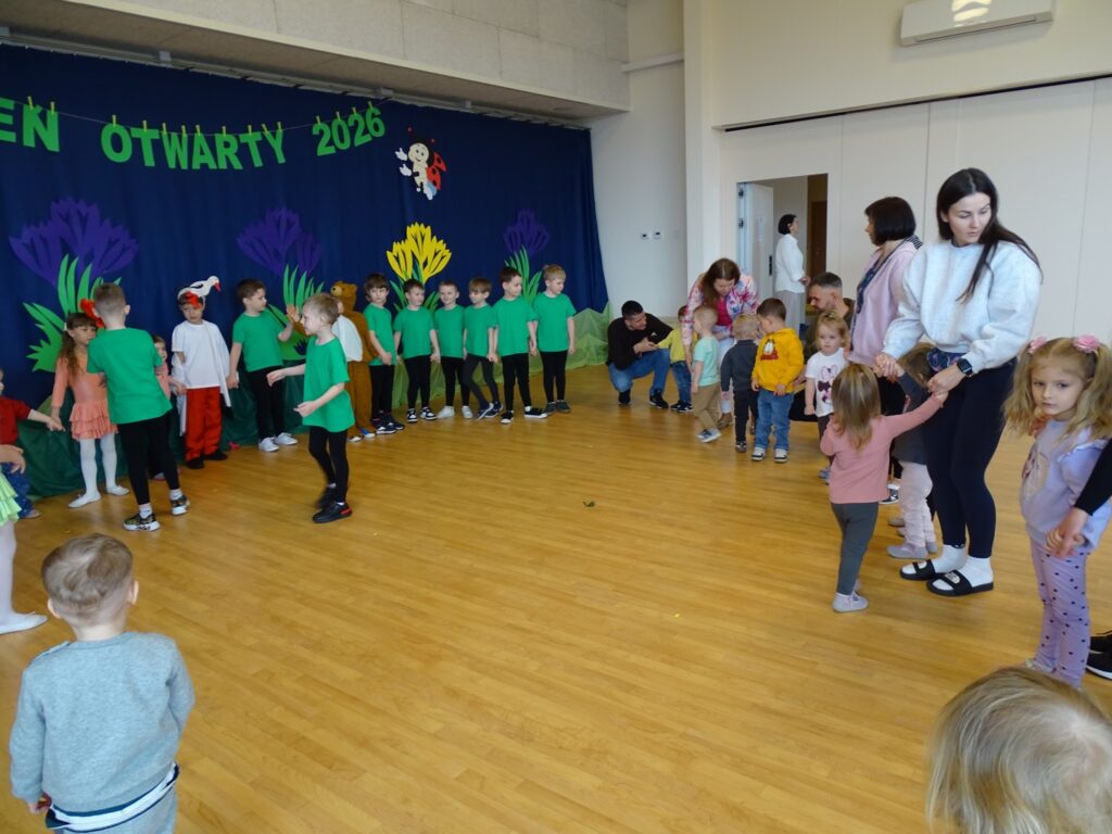 Dzieci stoją w kółeczku